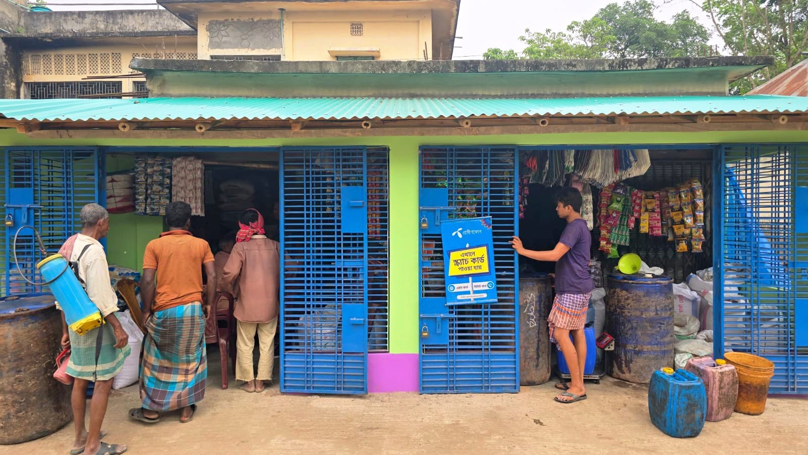 নওগাঁর মান্দায় ব্যবসায়ীর বিরুদ্ধে অতিরিক্ত দরে ডিজেল বিক্রির অভিযোগ